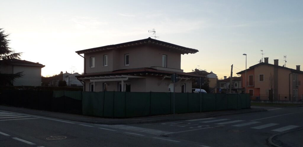 Esterno della casa bifamiliare in bio-edilizia legno a Sovizzo