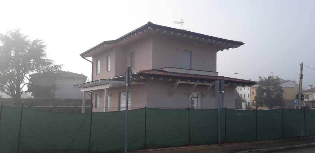 Esterno della casa bifamiliare in bio-edilizia legno a Sovizzo