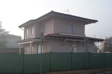 Esterno della casa bifamiliare in bio-edilizia legno a Sovizzo