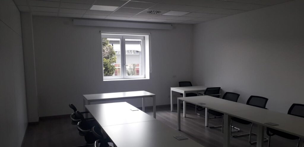 Dettaglio sala riunione degli uffici in capannone a Sovizzo