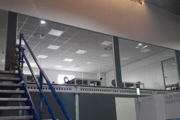 Vista dall'area produttiva degli uffici in capannone a Sovizzo